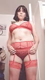 Une maman sexy s’étouffe en lingerie rouge snapshot 1