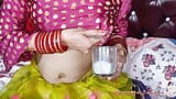 India sexy hace delicioso café con su leche materna fresca para cuñado apretando su leche en una taza (audio hindi) snapshot 12