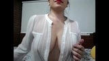 Milf plaagt op webcam met enorme natuurlijke tieten snapshot 4