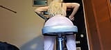 Hometrainer in roze vinyl en dan naakt - kontaanbidding snapshot 3