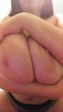 Pequeñas manos enormes tetas snapshot 6