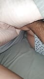 Enteado com grande ereção massageia a bunda da madrasta na cama snapshot 16