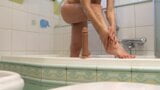 Сексуальная мамочка после мастурбации принимает душ с кофейным скрабом. snapshot 1