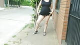 Sesso in una casa abbandonata mostrando la figa al supermercato e in strada a curiosi snapshot 16