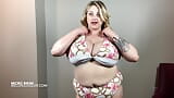 Rubia con enormes tetas flojas folla su coño peludo snapshot 2