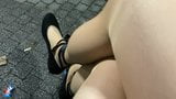 Travestiet poseren buiten in panty bij tramhalte snapshot 1