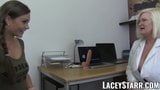 Laceystarr - une belle chatte de gouine examinée par le docteur GILF snapshot 2