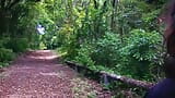 Voor mijn plasliefhebbers. Pissend wandelend in het bos. Buiten. snapshot 6