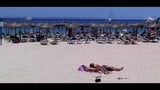 Couple de bain de soleil sur la plage snapshot 7