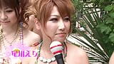 Japanse hete meiden kreunen als ze elkaar neuken met dildo's snapshot 1