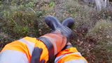 Trabalhador em capa de chuva hiviz e botas de borracha snapshot 5