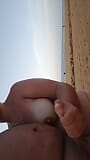 Coppia calda sulla spiaggia nudista che si gode una sega nell'aria marina. snapshot 7