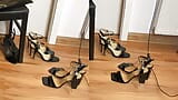 Otto paia di sandali a tacco alto neri, leggings, calze di nylon snapshot 12