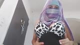 Real quente muçulmana árabe esposa em niqab mostrando bunda contra religião e esguicha na webcam snapshot 1