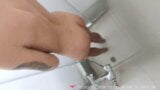 Vends-ta-culotte-spionnencamera onder de douche betrapte een mooi meisje op masturberen snapshot 4