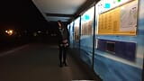 Ekshibicjonista Crossdresser przyłapany na publicznym dworcu kolejowym snapshot 9