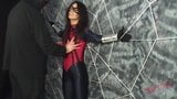 Superheroine chycena v síti svého stvoření a je svázána snapshot 11