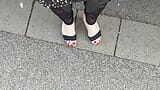 I piedi della sexy sissy con i tacchi snapshot 1