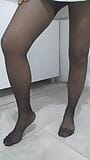 Turczynka dojrzewa z fetyszem nóg i stóp w nylonowych pończochach w kuchni snapshot 13