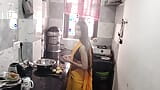 Bhabhi caliente tiene sexo en la cocina snapshot 2