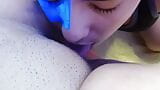 Sexo lésbico - le doy a mi vecina un buen oral cachondo snapshot 6