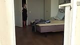 Nachbarin beobachtet mollige milf. Die kurvige ehefrau von jemandem im schlafzimmer hinter dem fenster. Hat er dabei gewichst? Voyeur snapshot 1