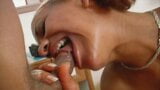 Une beauté allemande excitée mange tout le sperme après une baise snapshot 8