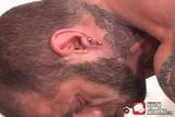 Tatuado gay derrama seu líquido de enema no rosto sentado homo snapshot 12