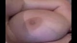 Webcam-Schätzchen zeigt ihre riesigen riesigen Titten snapshot 3