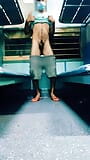 Un garçon gay indien sexy se masturbe dans un train indien snapshot 2