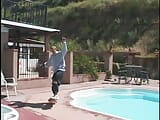 Chico de la piscina recibe una buena chupada de polla por la rubia cachonda al aire libre snapshot 1