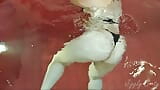 ВСЯ натуральная белая девушка с большой шикарной задницей со спиной у бассейна в любительском видео snapshot 3