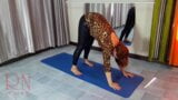Regina Noir. Yoga dalam leotard seksi dan bingkap lateks melakukan yoga di gim. 1 snapshot 2