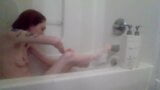 MILF se rase dans le bain snapshot 3