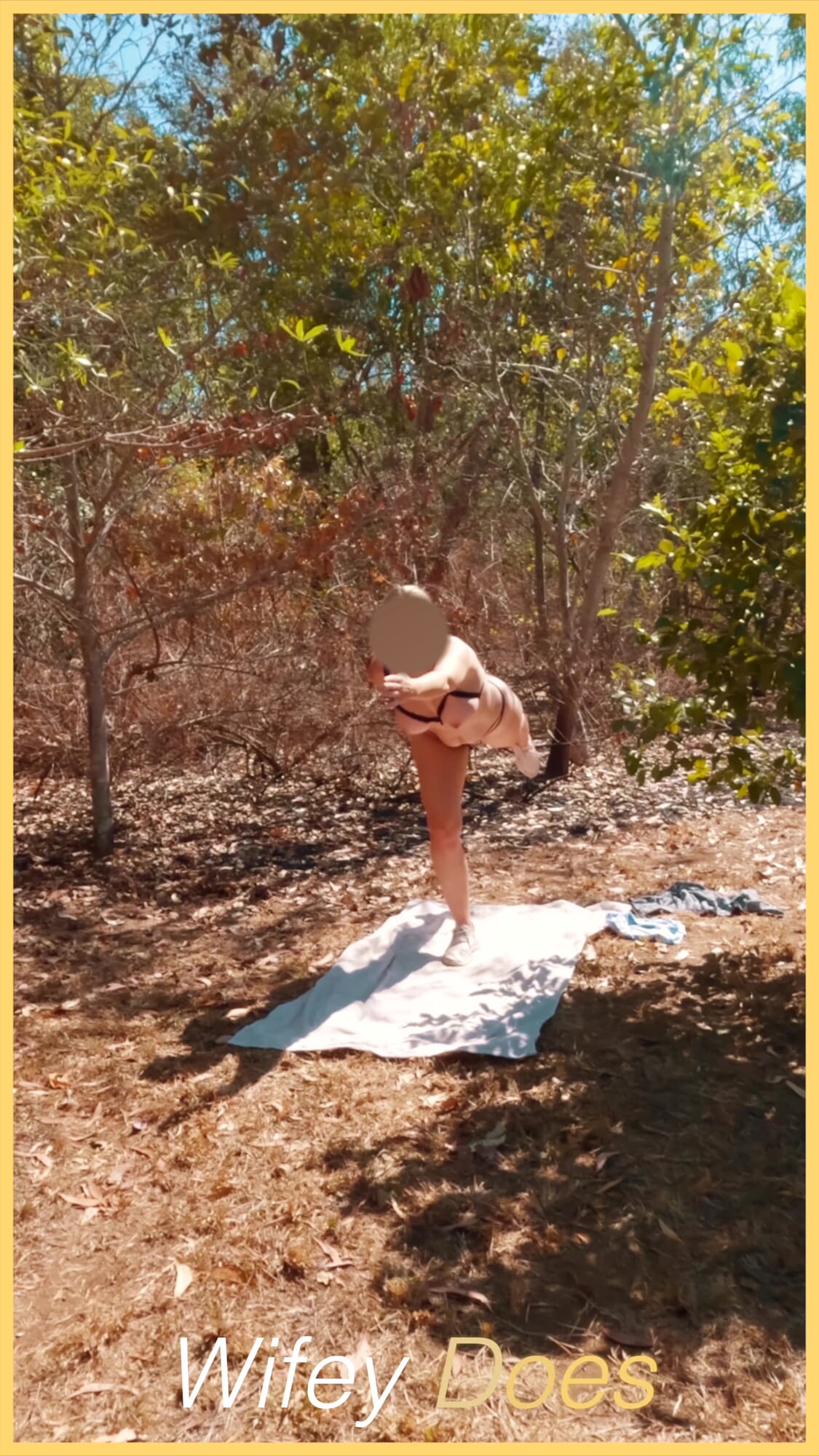 Wifey macht nacktes öffentliches yoga und zeigt ihren perfekten körper in dieser riskanten exhibitionistenwagnis.