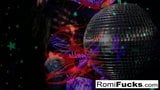 Romi speelt met een discobal voordat ze stopt, speelt met haar poesje snapshot 3