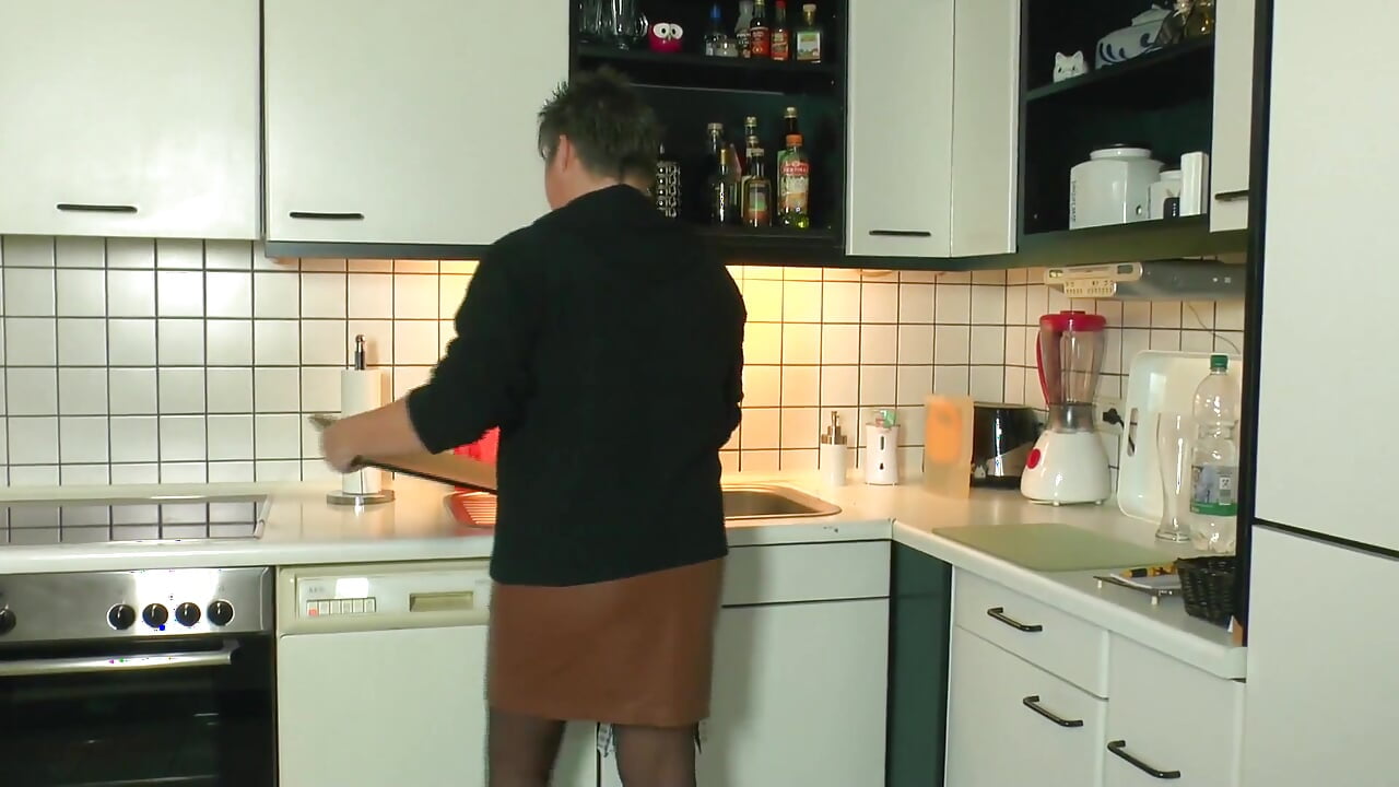 Ηλικιωμένη κυρία χτυπιέται στην κουζίνα