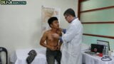 Doktor dilf matang menjaga kembar Asia snapshot 1