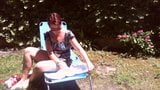 Nicoletta porte une grande couche dans un jardin public snapshot 4