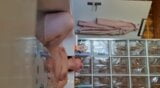 La femme de mon ami dans la baignoire, masturbation excitée snapshot 7