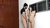 Vreemdeling komt mijn appartement binnen en neukt mijn poesje - creampie - porno in het Spaans snapshot 13