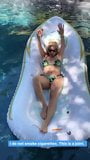 Handler Chelsea dengan bikini di kolam renang snapshot 4