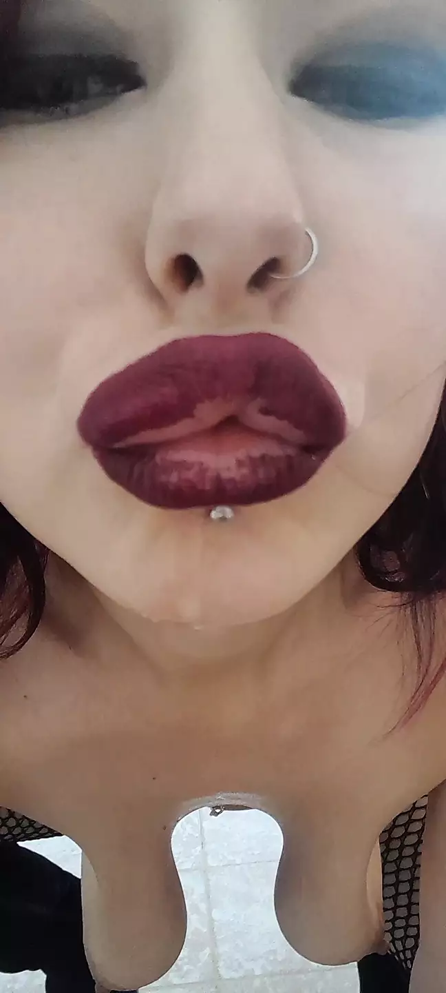 大胸部熟女在杯子里吸烟,张开大混蛋阴户