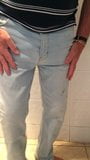 Pisse mon jean bleu moulant snapshot 1