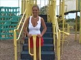 Christina Model auf dem Spielplatz (seltenes Video) snapshot 1