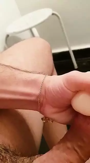 gozando com meu brinquedo ja que nao tenho cu