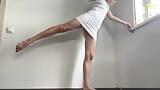 Yoga sexy își arată picioarele deschise snapshot 8