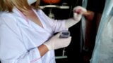 Krankenschwester nimmt Sperma-Analyse-Zusammenstellung snapshot 1