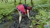 Cappuccetto rosso nel fango della foresta - video completo snapshot 2