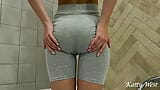 No pude resistir y orinar en pantalones cortos snapshot 3